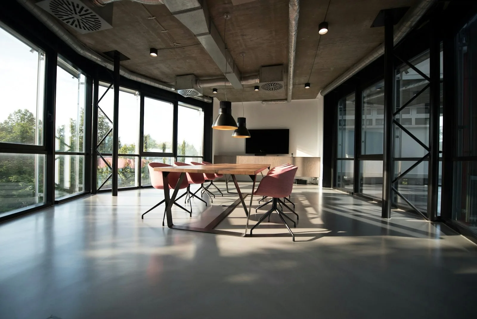 Helle, moderne Arbeitsplätze im Büro von STG Beratung in Stuttgart