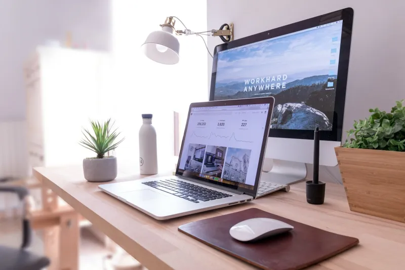 Heller Homeoffice-Arbeitsplatz mit MacBook und Tageslicht